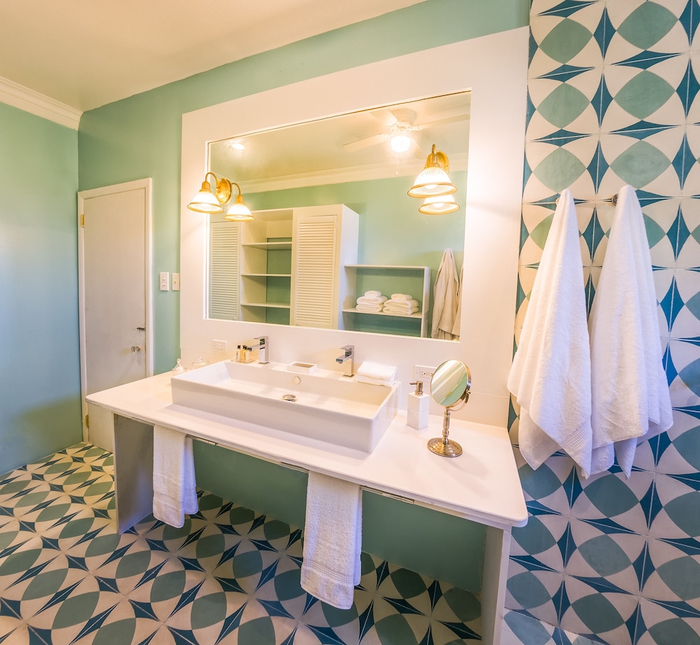 Luxury Suite, 1 King Bed, Balcony, Beachside