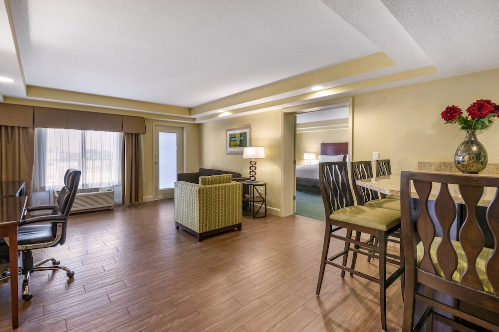 Suite, 1 King Bed, Accessible Bathtub, Balcony (Jetted Tub)