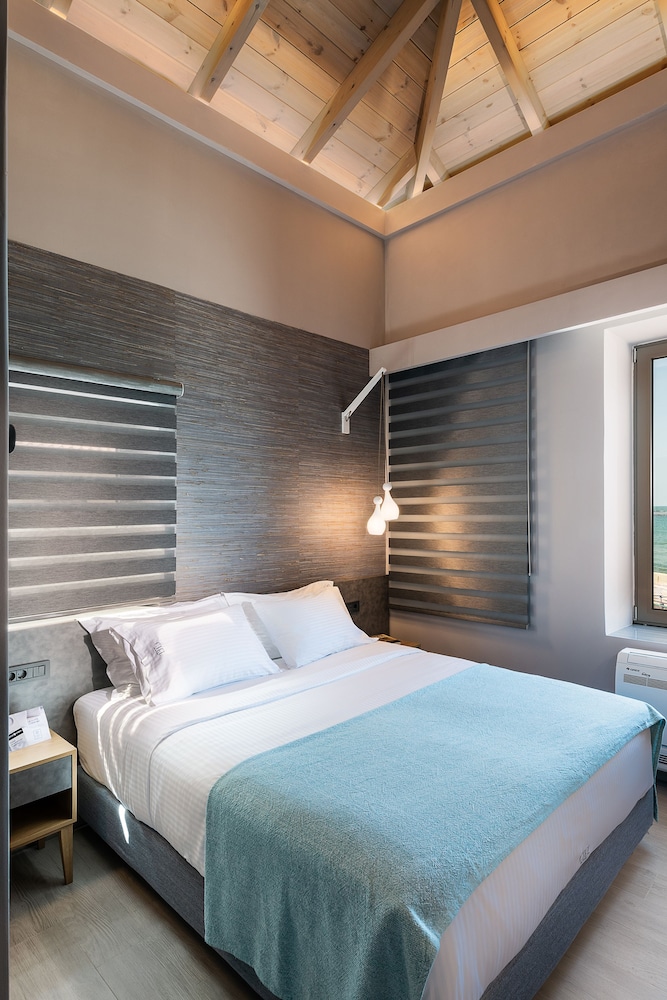 Superior Suite, Sea Facing photo 3