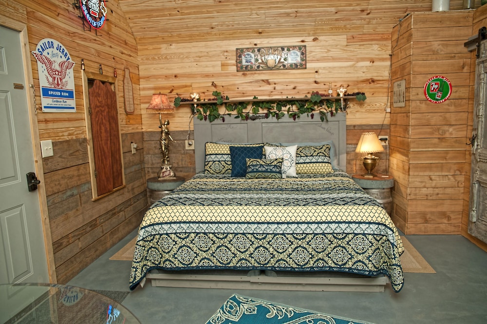 Classic Cabin, 1 King Bed, Non Smoking