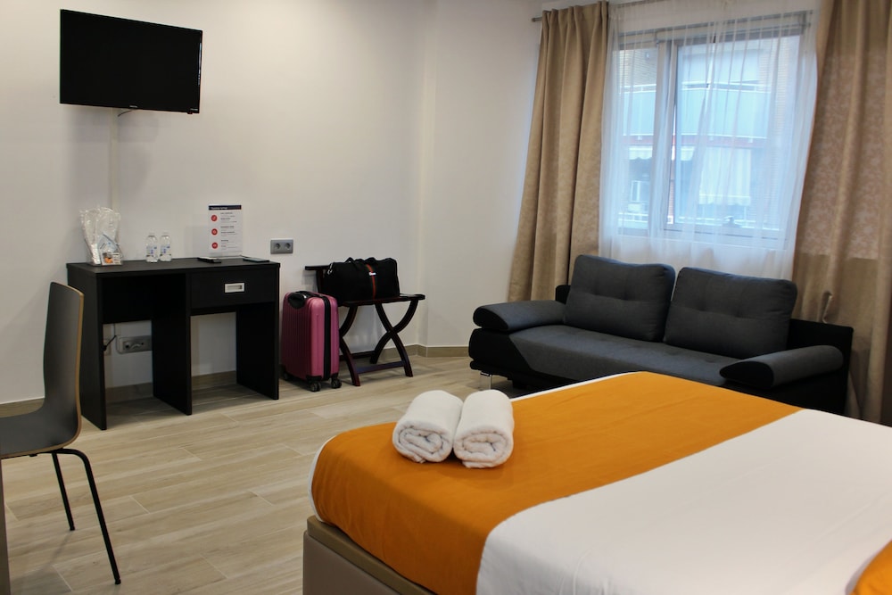 Basic Studio, 1 Queen Bed with Sofa bed photo 3