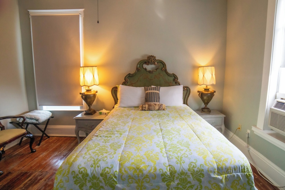 Premium Room, 1 Queen Bed (French Style) Second floor photo 2