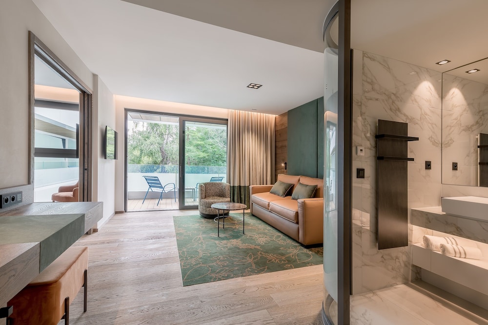 Junior Room, Balcony