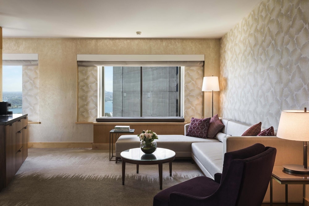 Jamison Club Executive Suite, Business Lounge Access (High Floor, Partial Water View) thumbnail 5