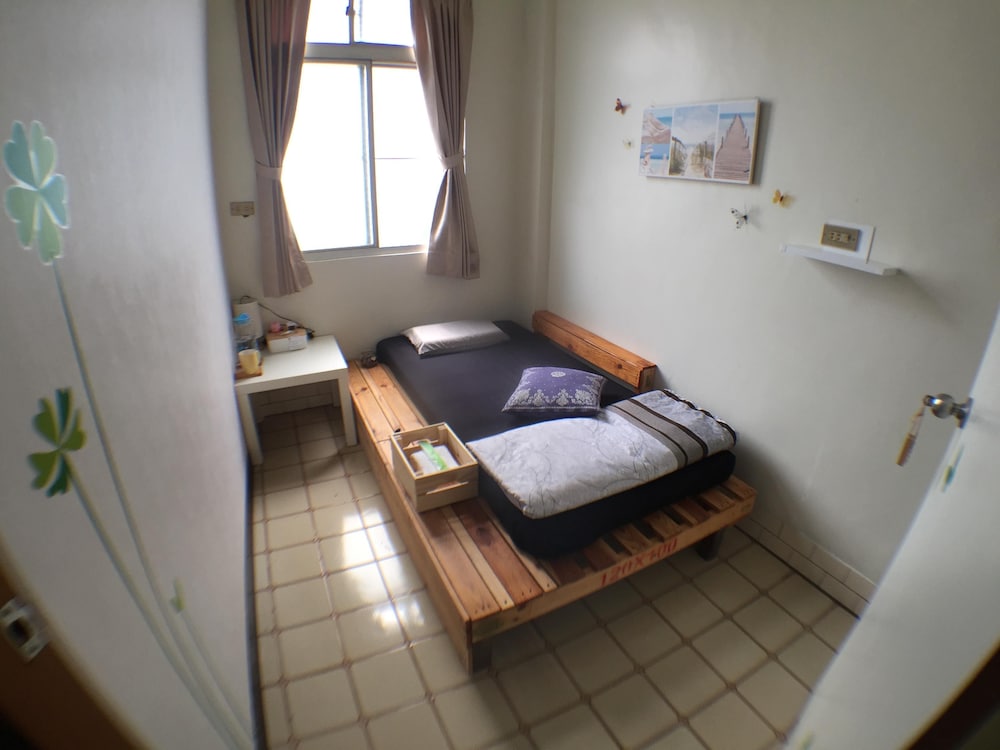 Single Room, Women only, Shared Bathroom photo 2