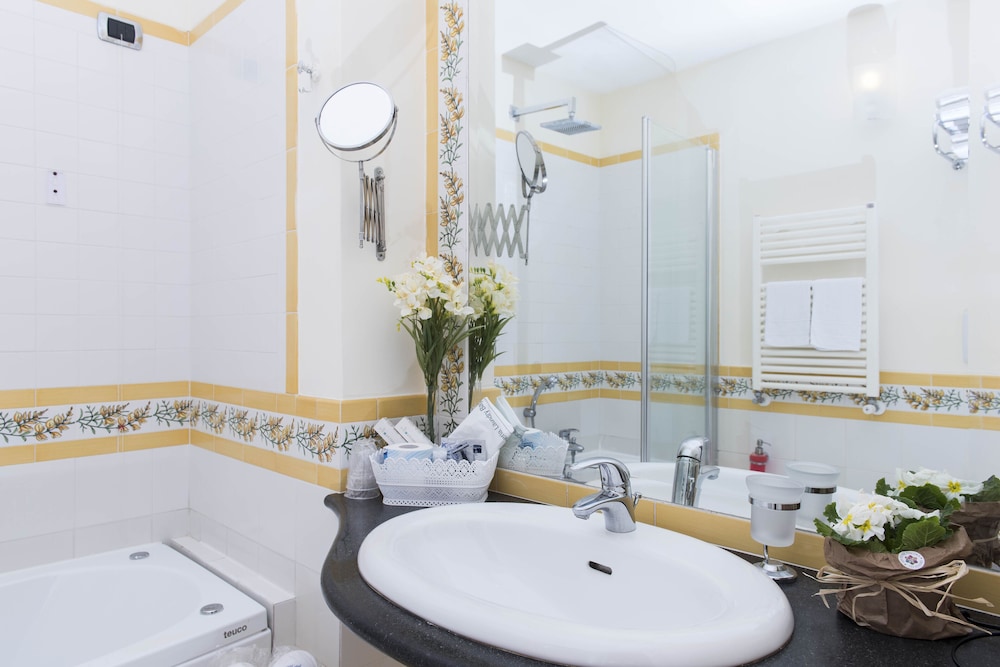 Deluxe Triple Room, Multiple Beds, Private Bathroom, Garden View thumbnail 6