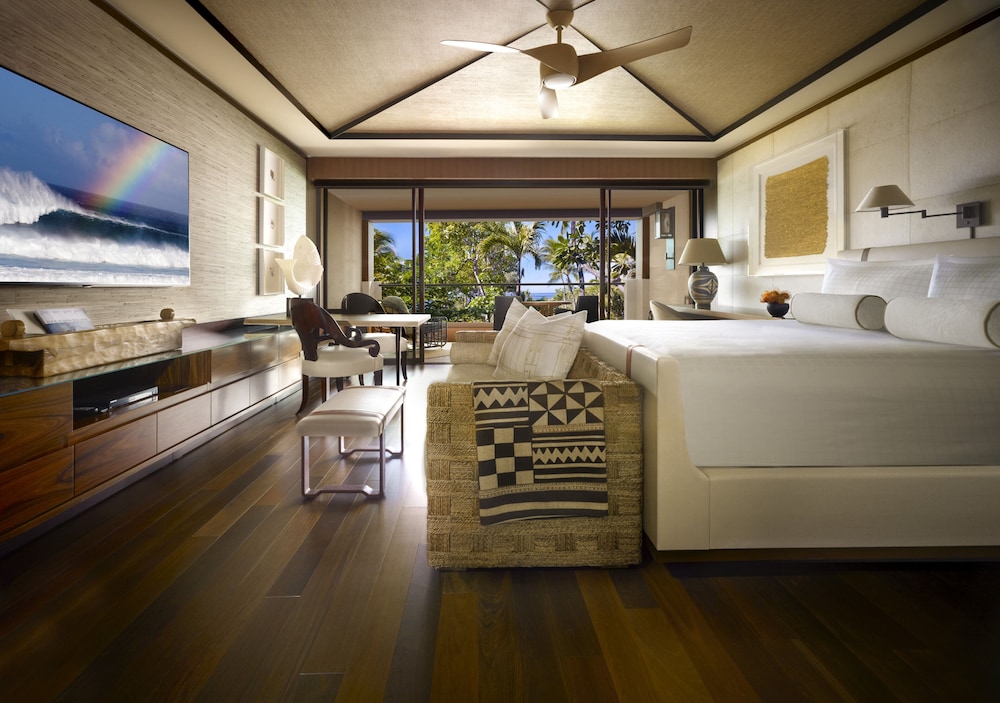 Suite, 1 King Bed, Partial Ocean View (ohana)