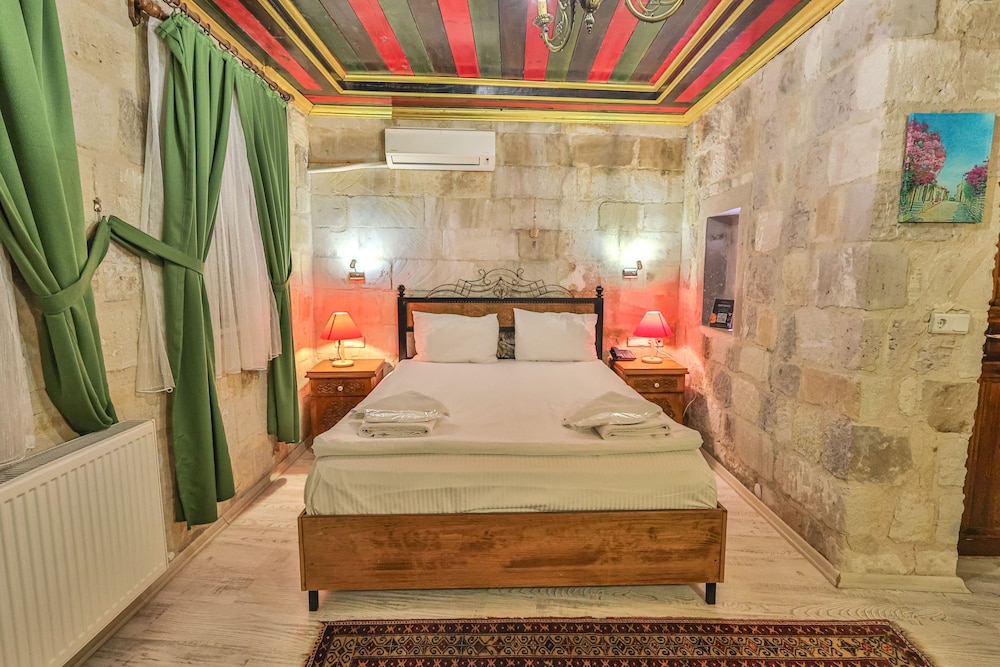 Superior Stone Jacuzzi Room photo 3