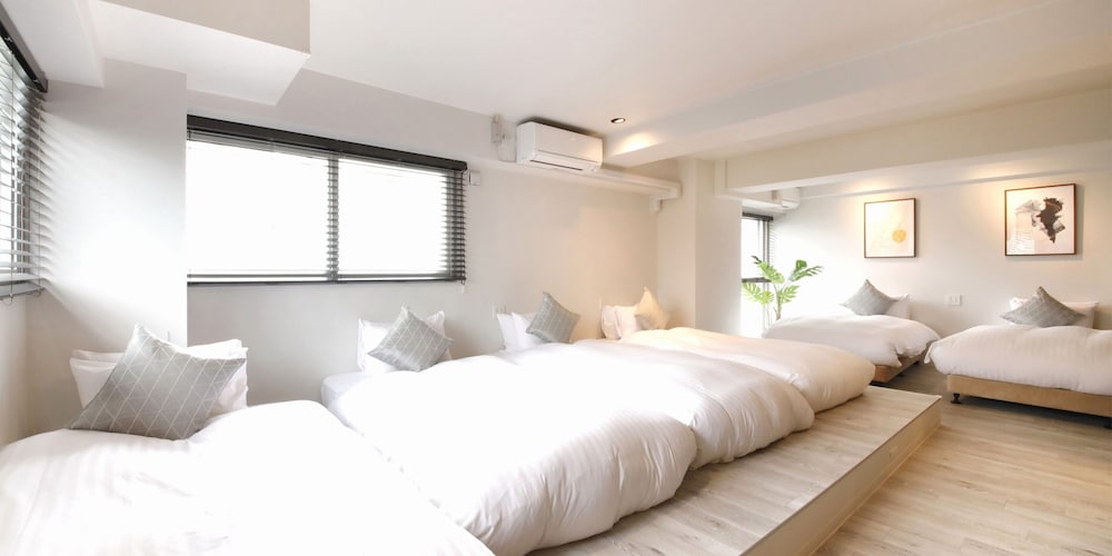 Corner Deluxe Room, Non Smoking (6 Beds) - Photo 2