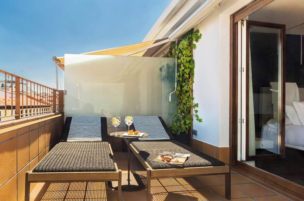 Double Room, Terrace thumbnail 6