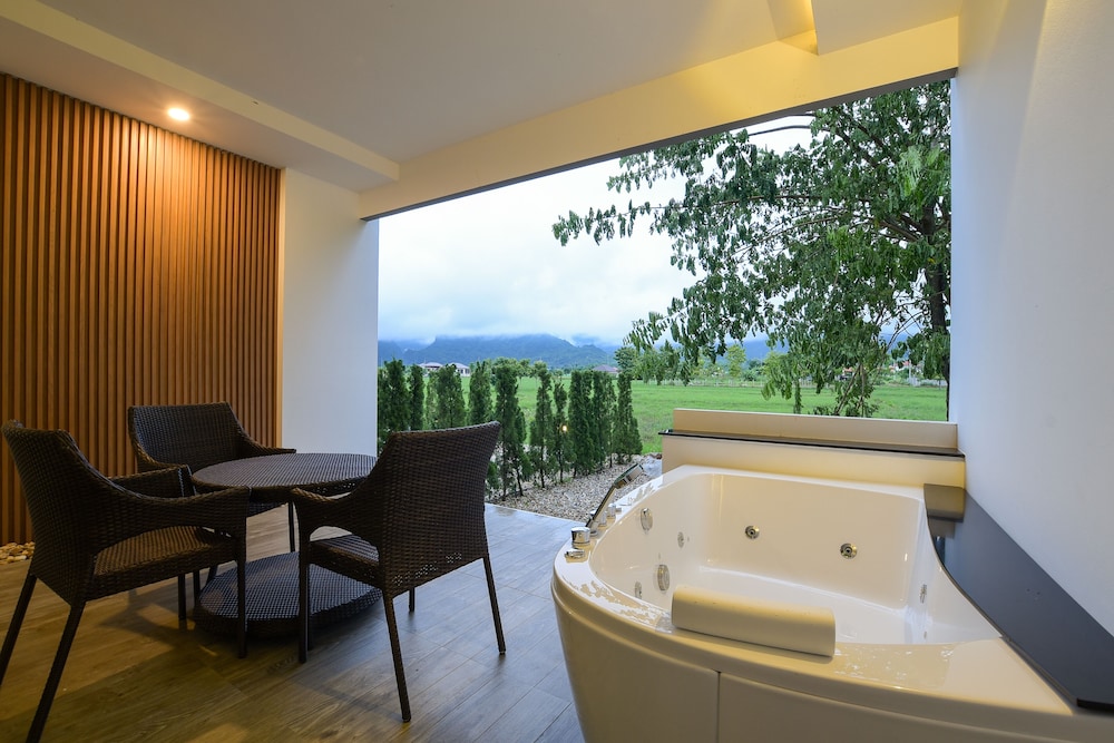 Grand King Jacuzzi Suite - Photo 1