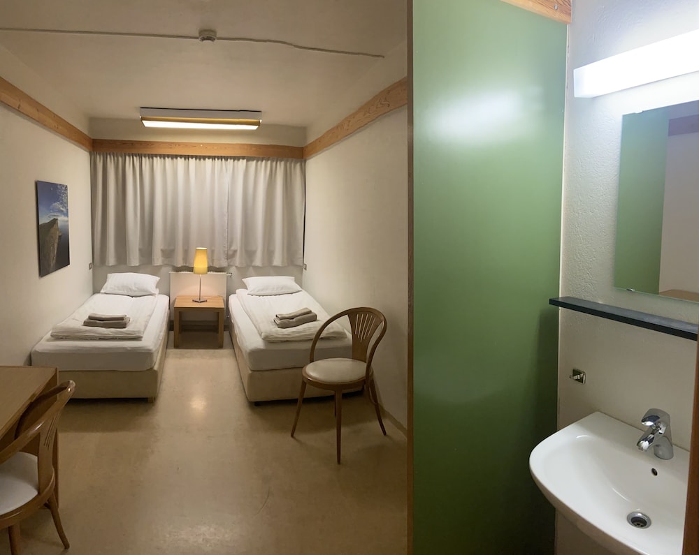 Economy Twin Room, 2 Twin Beds photo 3