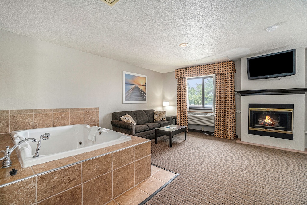 Suite, 1 King Bed, Jetted Tub (with fireplace and Sofa) photo 1
