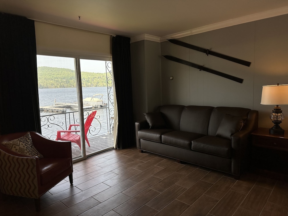 Premier Suite, 1 Queen Bed, Lake View, Lakeside photo 2