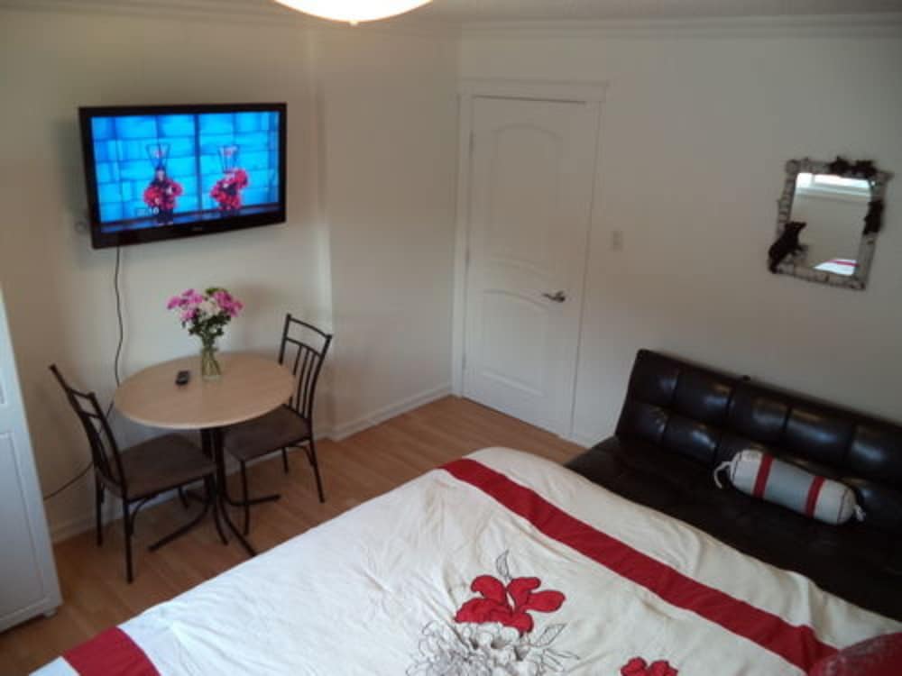 Room (Queen Room with Shared Bath) photo 2