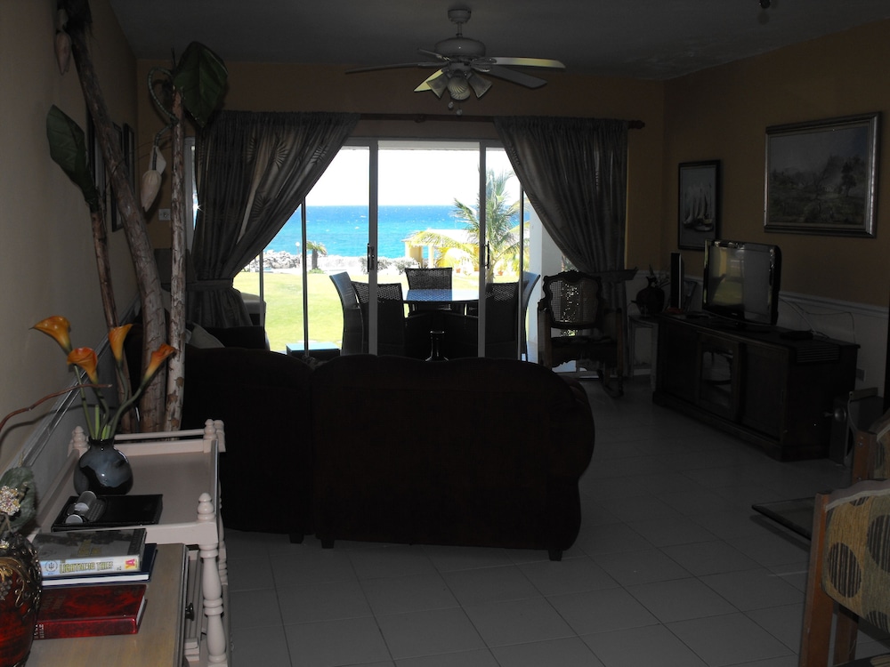 Comfort Apartment, 3 Bedrooms, Balcony, Partial Ocean View photo 3