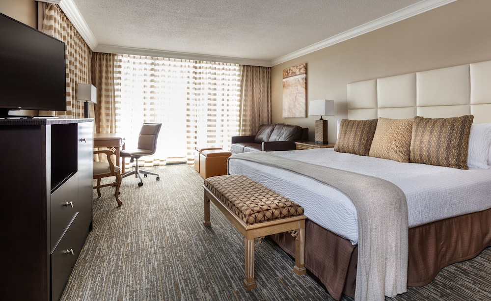 Deluxe Room, 1 King Bed, Corner photo 1