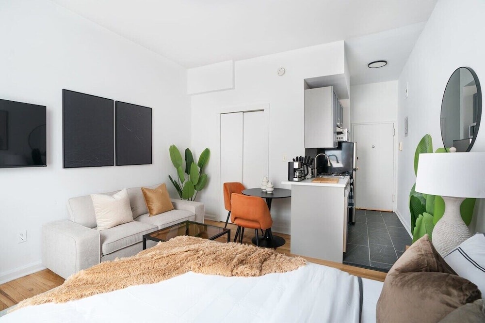 Studio, 1 Queen Bed, Pets Allowed photo 2