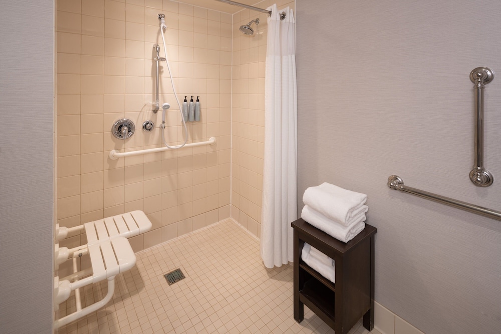 Room, 2 Queen Beds (Mobility/Hearing Access, Roll-in Shwr) photo 1