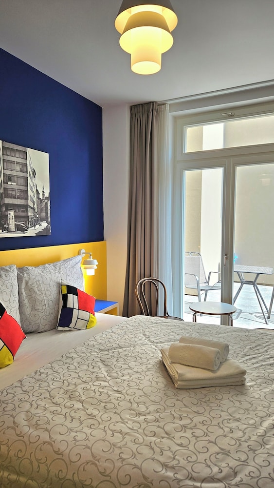 Design Room, 1 Queen Bed, Connecting Rooms, Courtyard View
