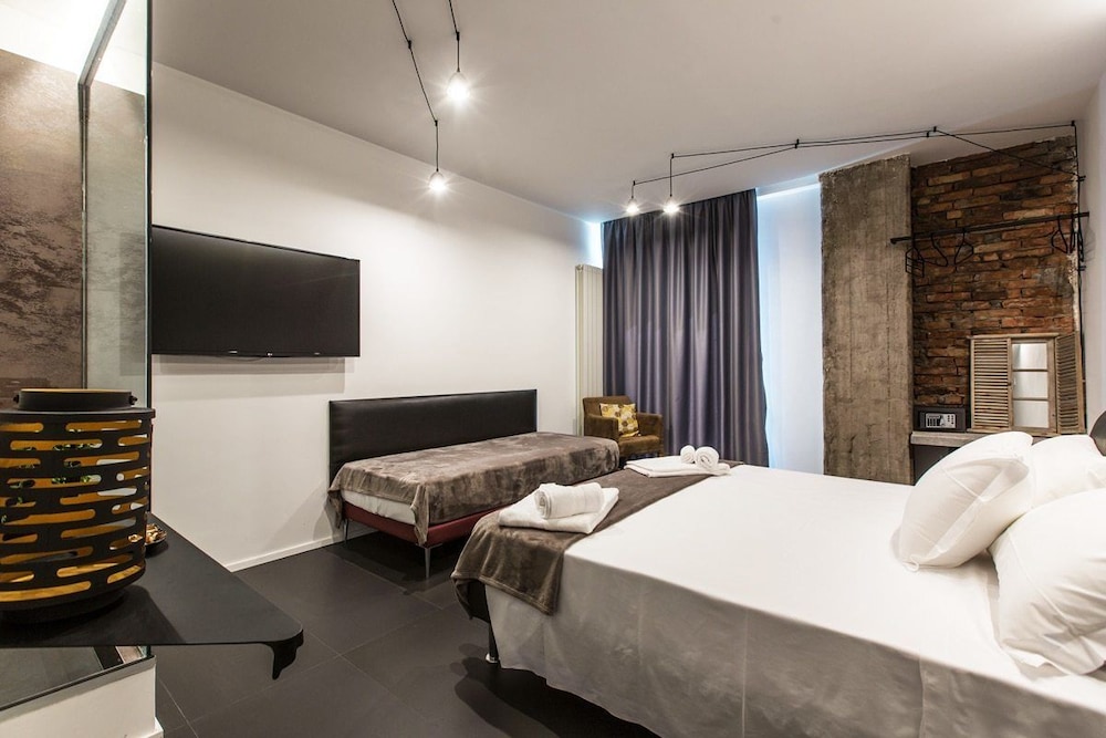 Deluxe Triple Room, Balcony, City View photo 2