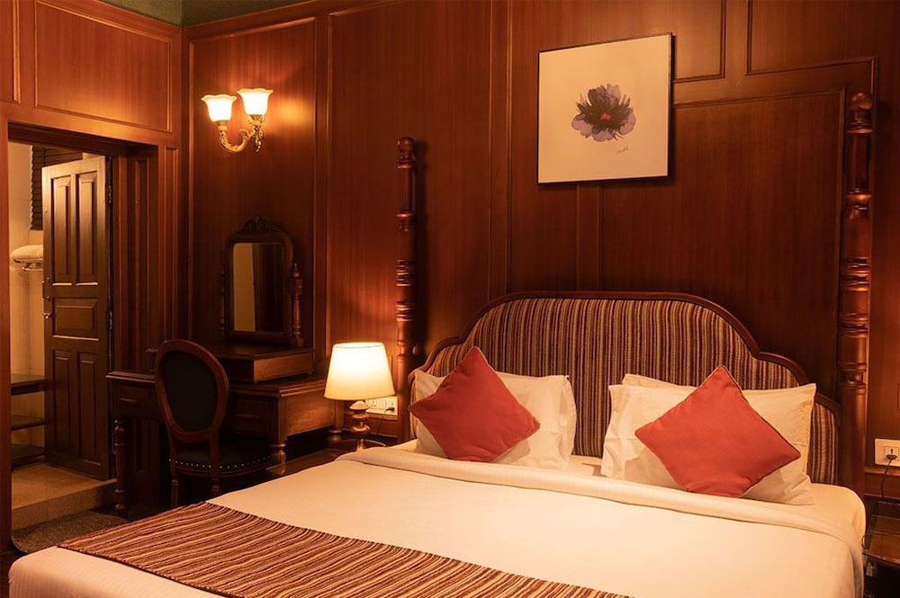 British Suite Room With Fireplace photo 1