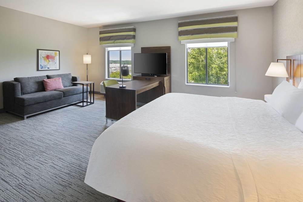 Studio, 1 King Bed, Refrigerator & Microwave (Wet bar) photo 1