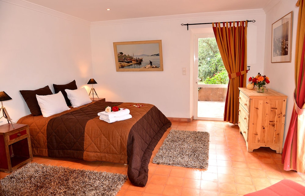 Double Room, 1 Queen Bed, Mountain View photo 2