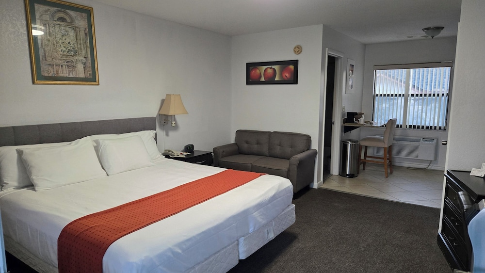 Deluxe Studio Suite, 1 King Bed, Non Smoking