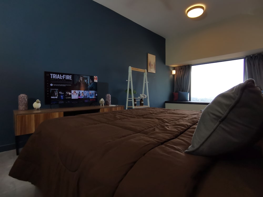 Superior Studio, 1 Queen Bed, Bathtub, City View