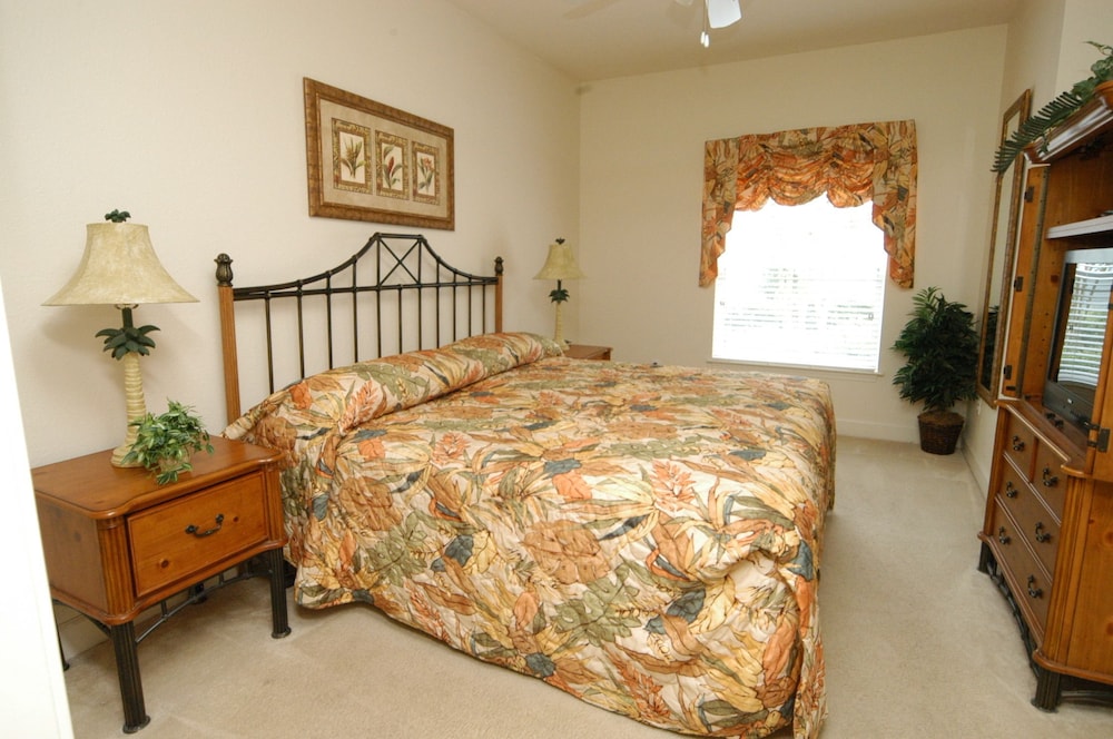 4 bedroom apartment, access to community pool (Resort Style)