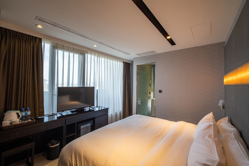 Elite Double Room, 1 Queen Bed, City View photo 3