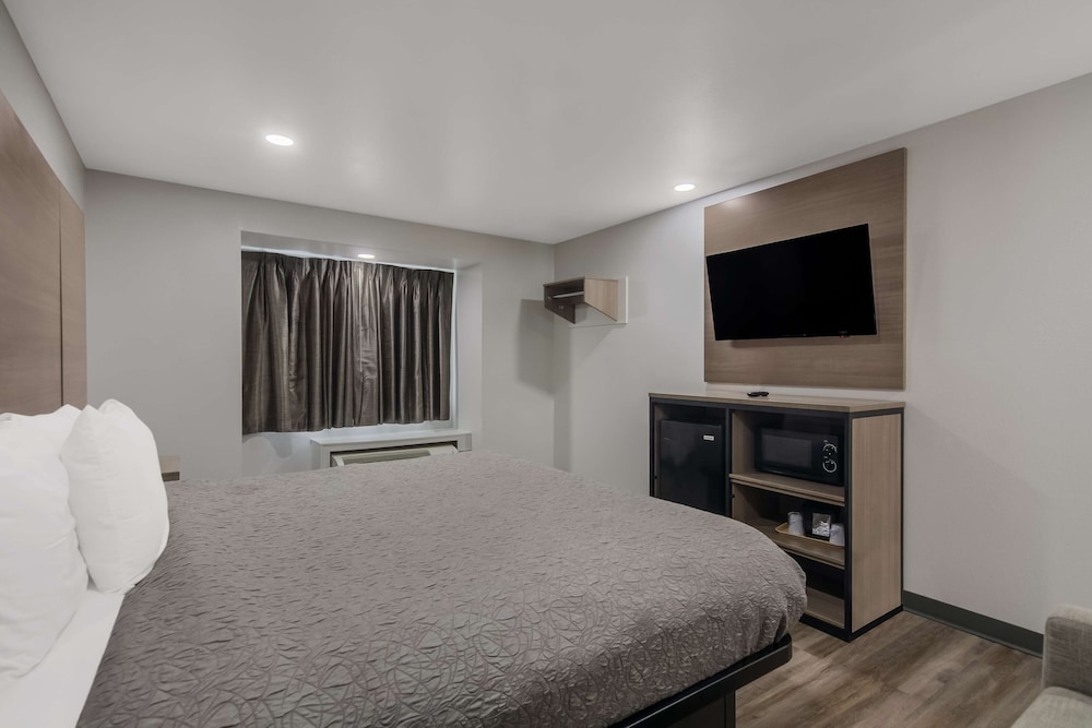 Suite, 1 King Bed, Non Smoking - Photo 3