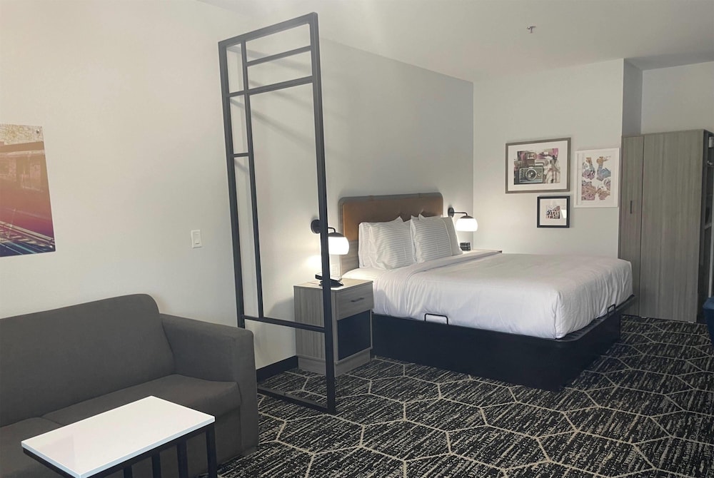 Room, 1 King Bed, Accessible, Non Smoking (Mobility, Bathtub w/ Grab Bars)