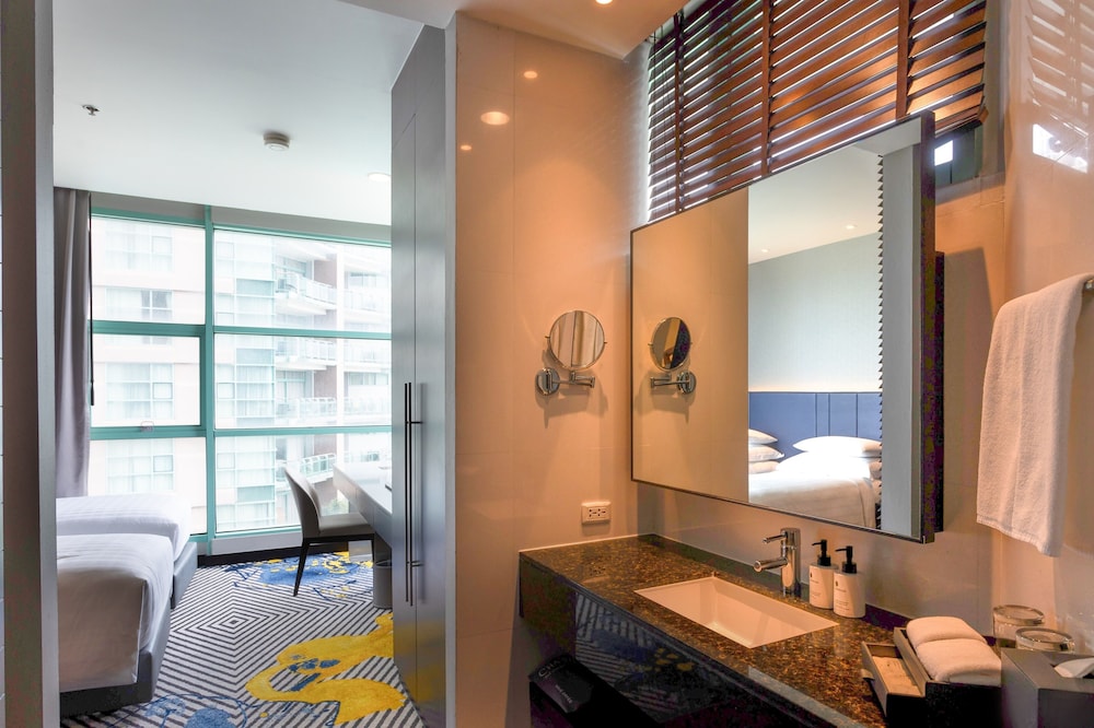 One Bedroom Suite Twin City View