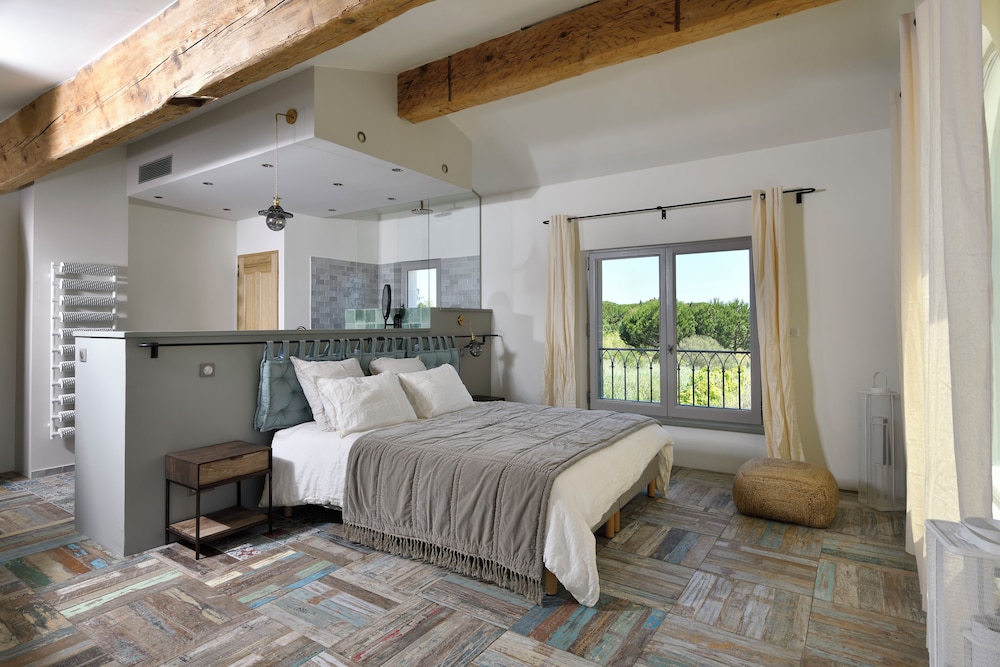 Superior Room, 1 King Bed, Terrace, Partial Lake View photo 1