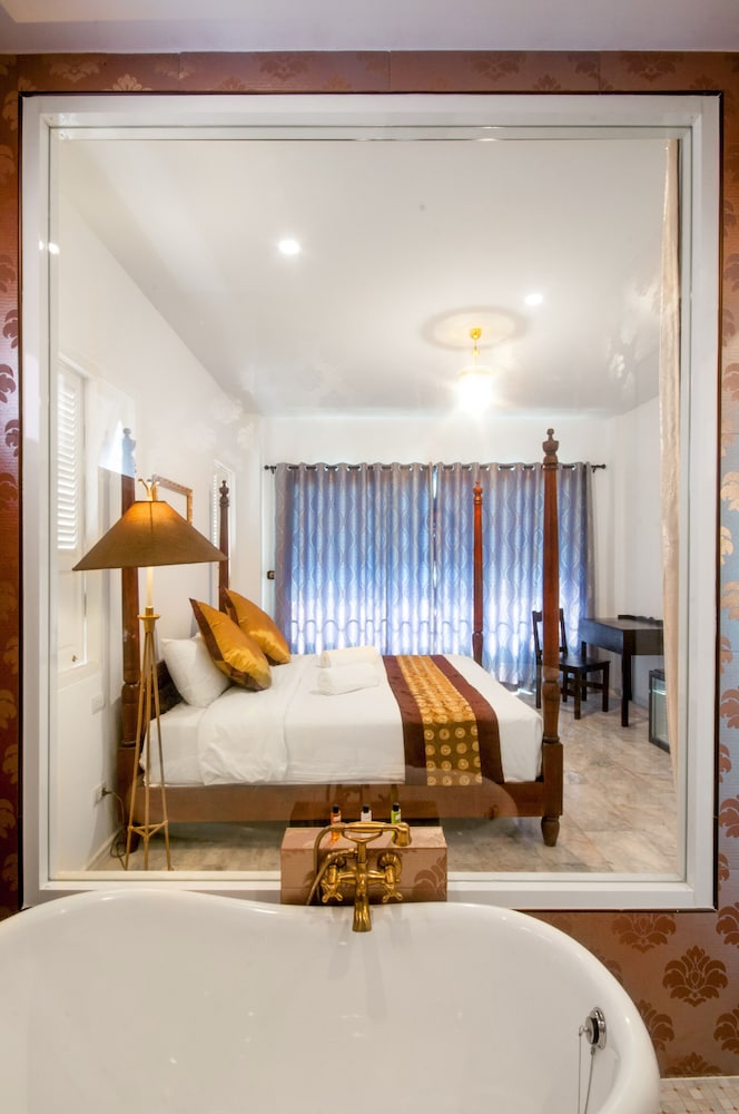 Deluxe Double Room , Free BKK Airport Transfers, flight detail required photo 2