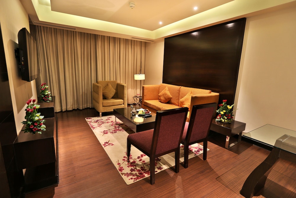 Suite Room King Bed with Bath Tub - Photo 4