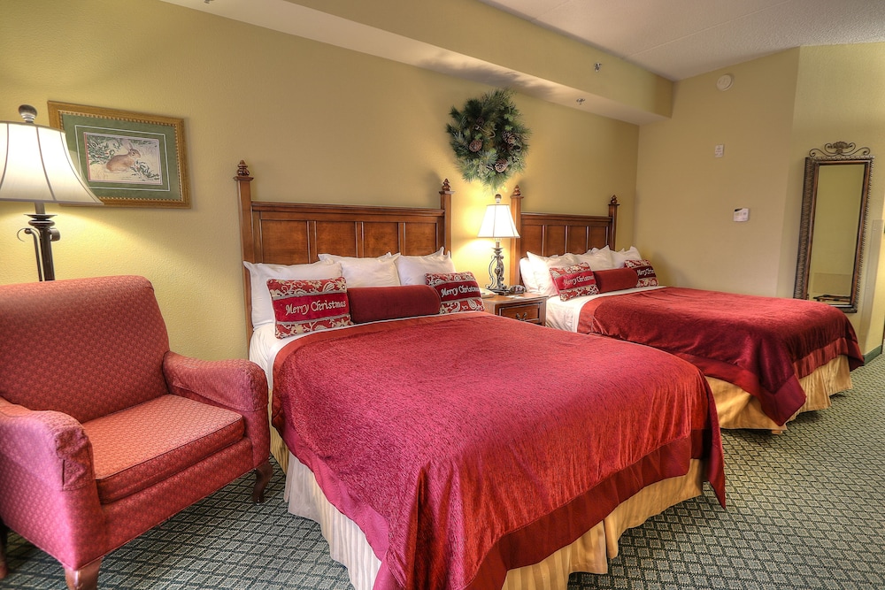 Deluxe Double Room, 2 Queen Beds, Refrigerator & Microwave photo 3