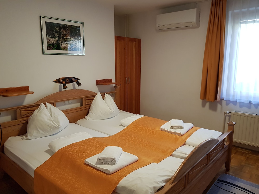 Economy Double Room, 1 King Bed