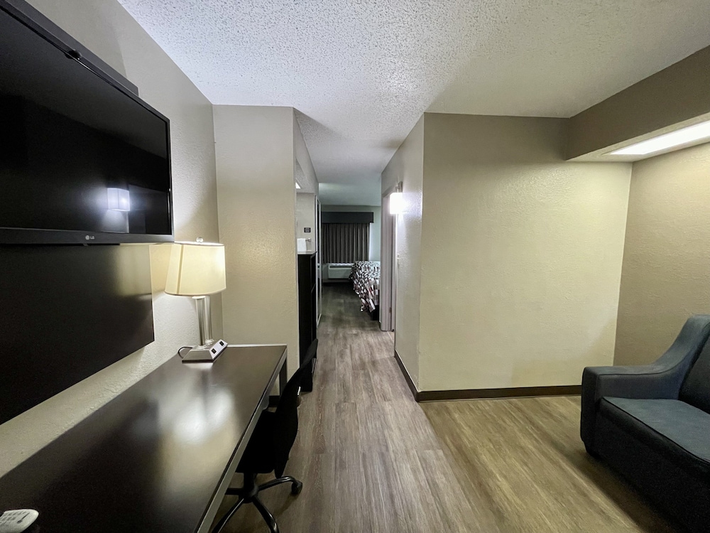 Suite, 1 King Bed, Non Smoking photo 3