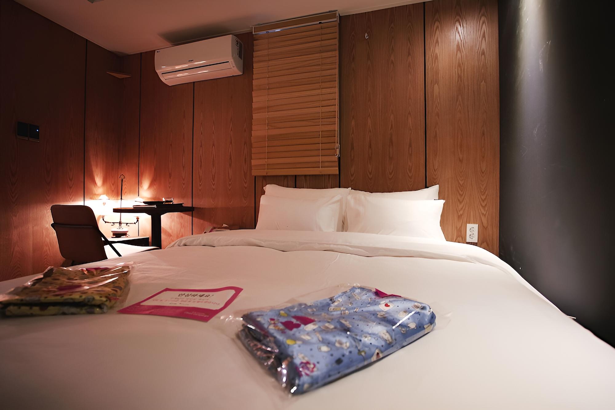 Room (Premium) - Photo 7