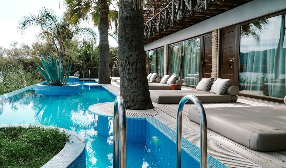 Executive Junior Suite with Sharing Pool & Sea View - Photo 6