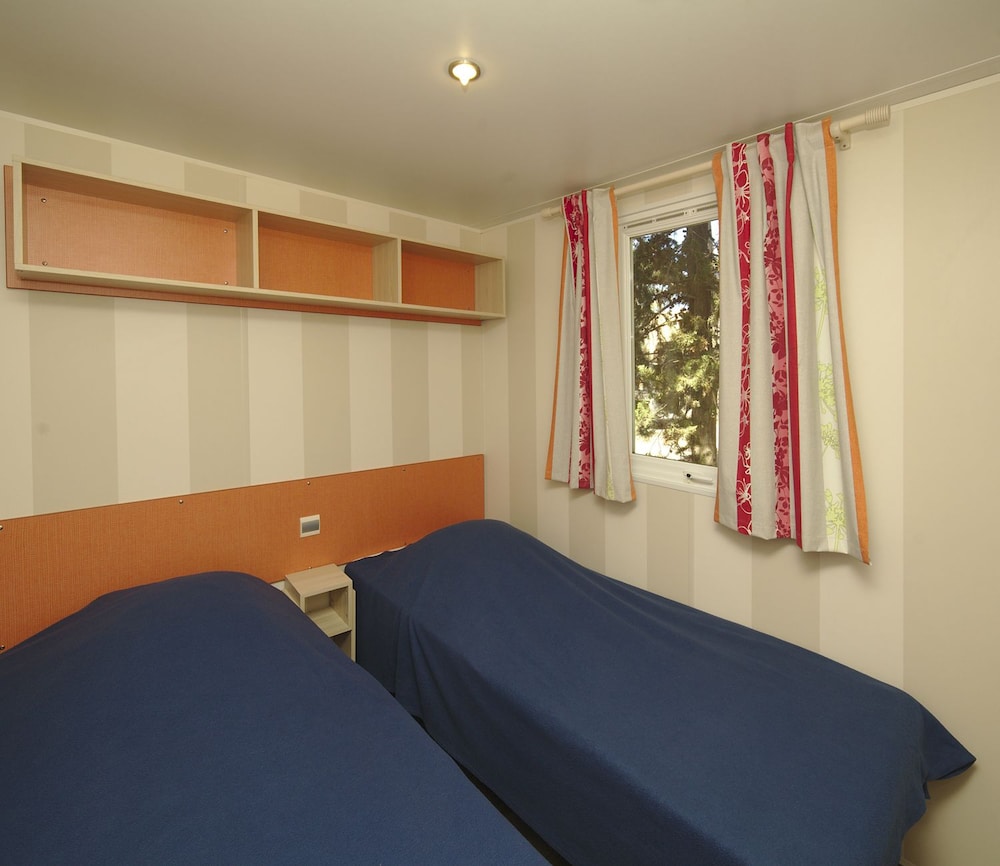 Standard Mobile Home, Accessible photo 1