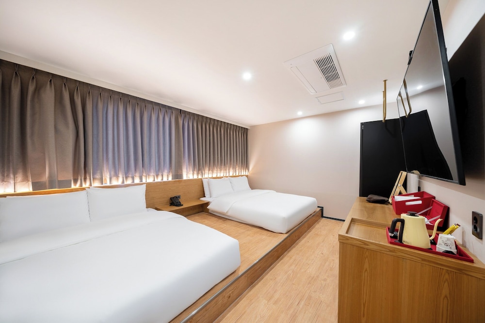 TWIN ROOM - Breakfast service + 1 FREE DRINK provided to guests photo 2
