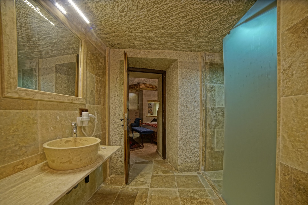 Deluxe Cave Room - Photo 8