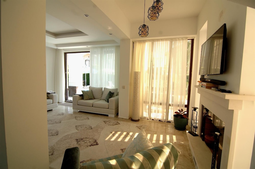 Villa photo 1