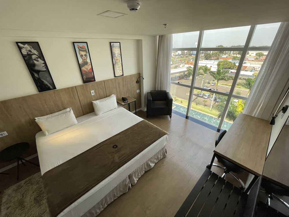 Deluxe Room, 1 King Bed photo 2