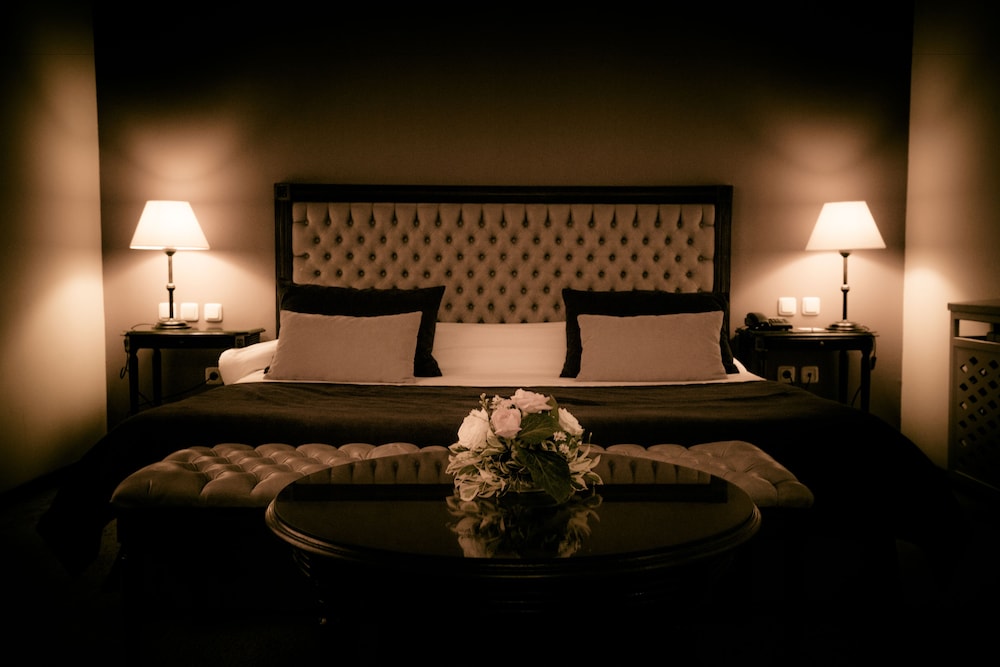 Senior Suite, 1 King Bed - Photo 1