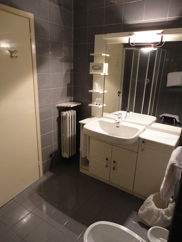 Standard Room, 1 Queen Bed - Photo 3